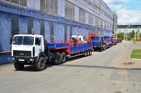 Полуприцепы "Политранс" в сцепке с тягачами МАЗ отправились в ХМАО